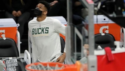 开云体育下载-无缘登场仍是领袖 字母哥因伤缺席仍能帮助球队