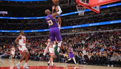 开云体育官网-历史首人！詹姆斯下半场太辣眼！打爆公牛，东契奇狂轰46+7+11！